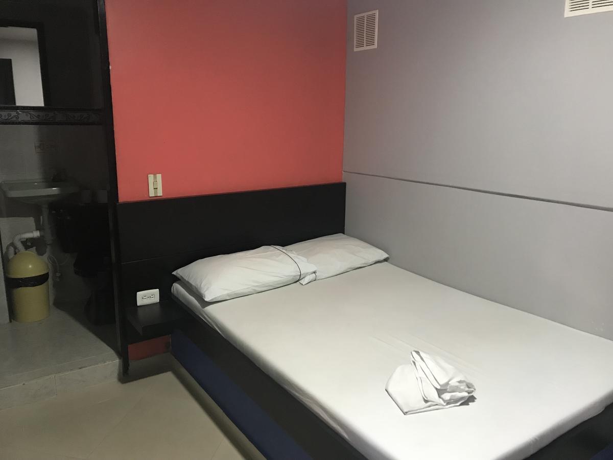 Hotel Calipso Marinilla Buitenkant foto